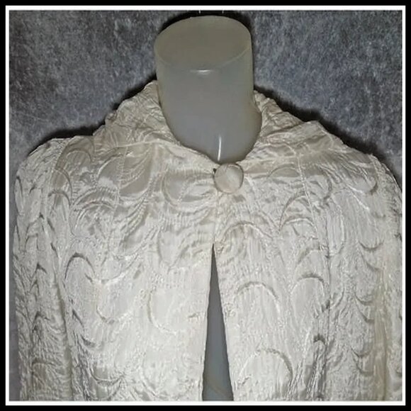 White Hooded Evening Jacket is 30s Vintage Quilted Hoodie Cover VFG 1930s - Picture 7 of 15
